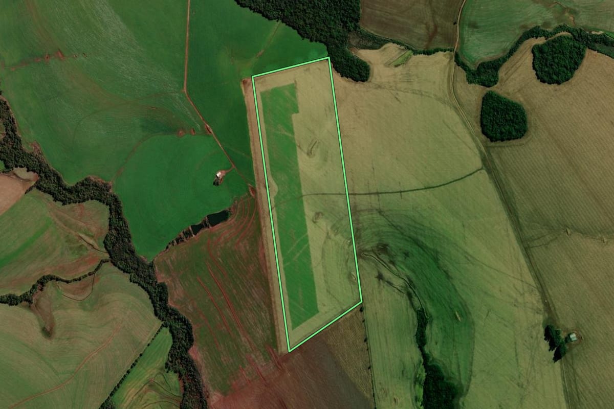 Imagem de satélite do imóvel rural em Santa Bárbara do Sul (RS), com o contorno declarado no CAR desenhado por cima.