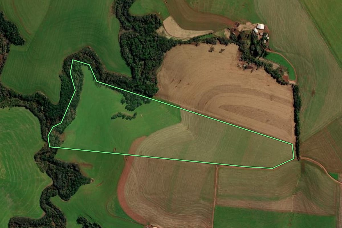 Imagem de satélite do imóvel rural em Santa Bárbara do Sul (RS), com o contorno declarado no CAR desenhado por cima.