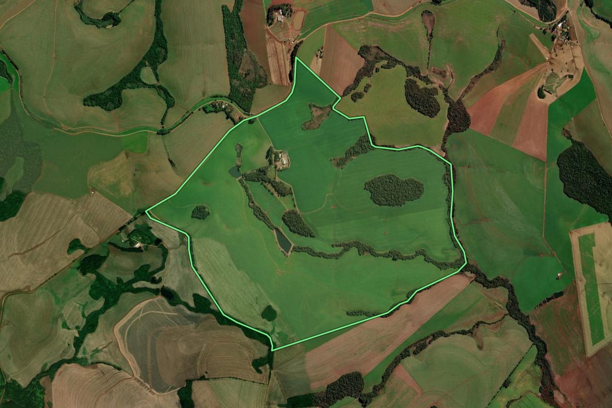 Imagem de satélite do imóvel rural em Santa Bárbara do Sul (RS), com o contorno declarado no CAR desenhado por cima.