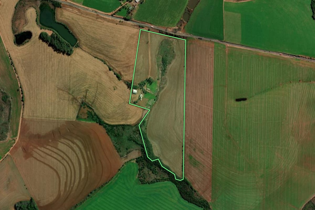 Imagem de satélite do imóvel rural em Santa Bárbara do Sul (RS), com o contorno declarado no CAR desenhado por cima.