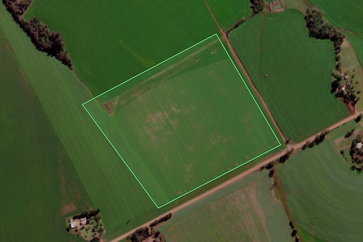Imagem de satélite do imóvel rural em Santa Bárbara do Sul (RS), com o contorno declarado no CAR desenhado por cima.