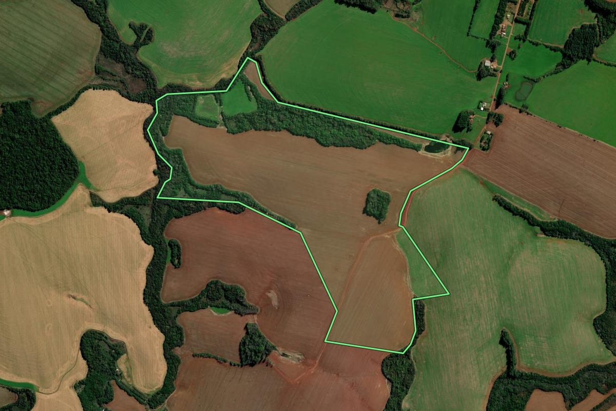 Imagem de satélite do imóvel rural em Santa Bárbara do Sul (RS), com o contorno declarado no CAR desenhado por cima.