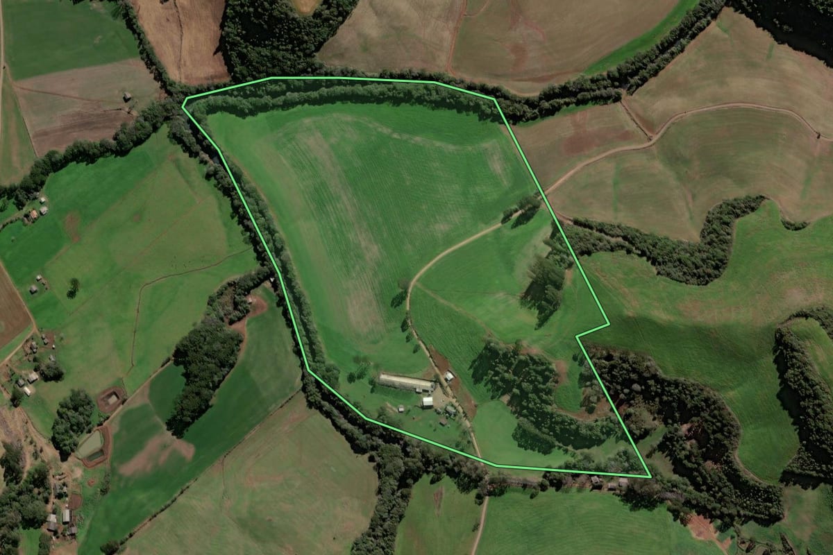 Imagem de satélite do imóvel rural em Santa Cecília do Sul (RS), com o contorno declarado no CAR desenhado por cima.