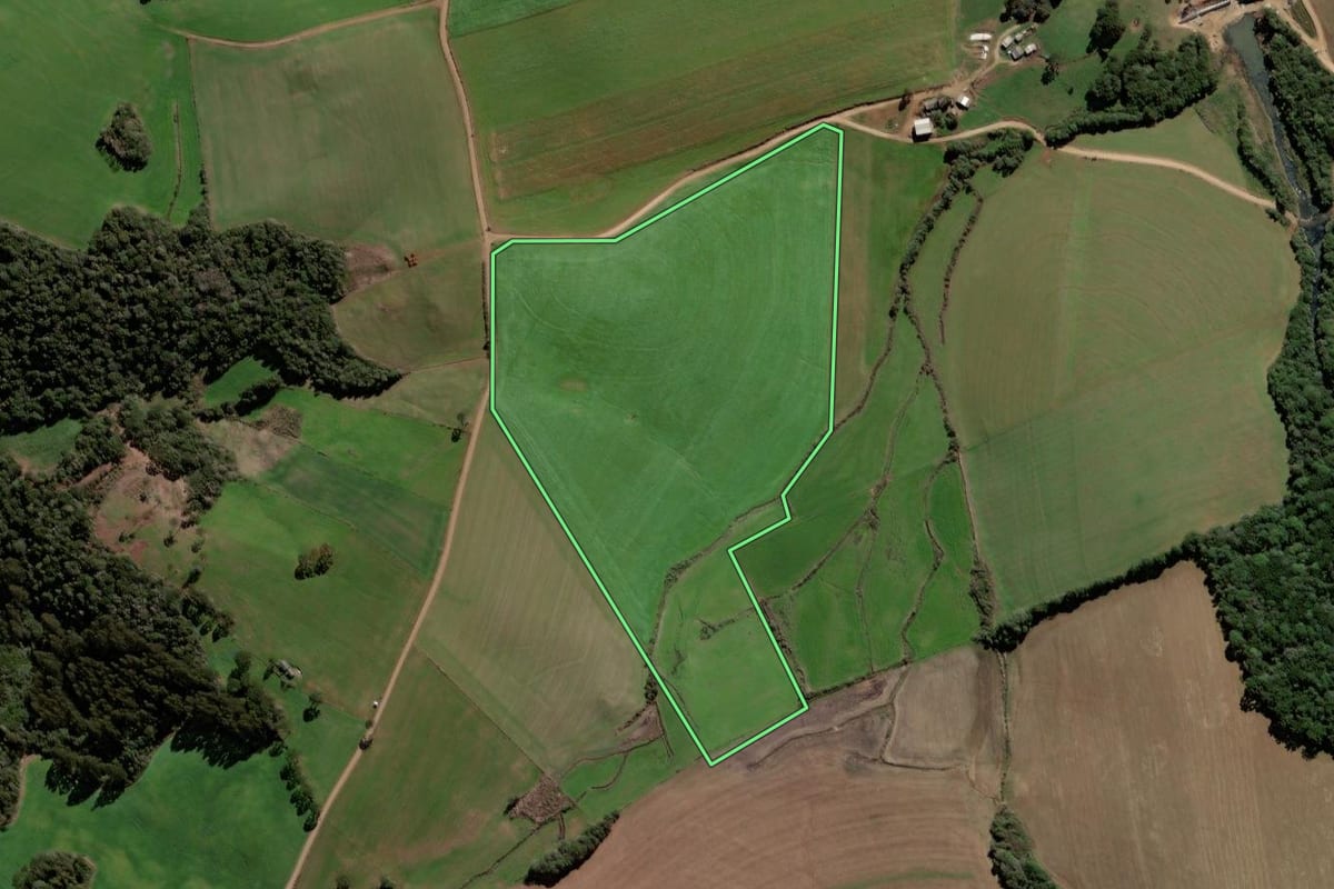 Imagem de satélite do imóvel rural em Santa Cecília do Sul (RS), com o contorno declarado no CAR desenhado por cima.