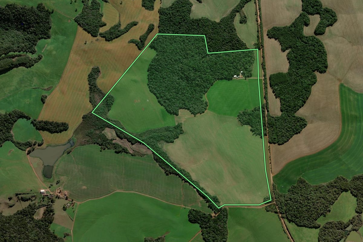 Imagem de satélite do imóvel rural em Santa Cecília do Sul (RS), com o contorno declarado no CAR desenhado por cima.