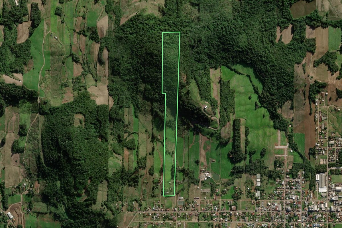Imagem de satélite do imóvel rural em Santa Clara do Sul (RS), com o contorno declarado no CAR desenhado por cima.