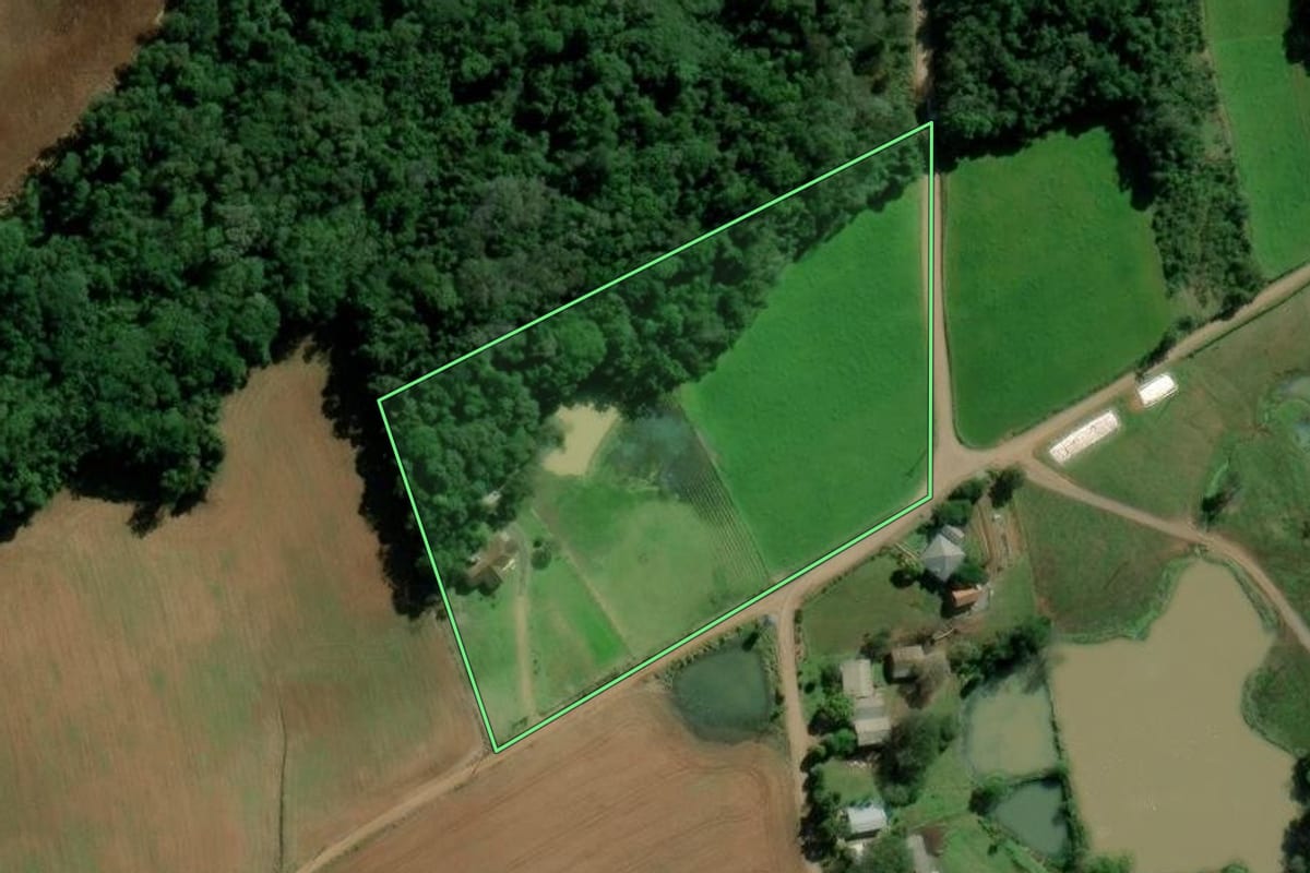 Imagem de satélite do imóvel rural em Santa Cruz do Sul (RS), com o contorno declarado no CAR desenhado por cima.