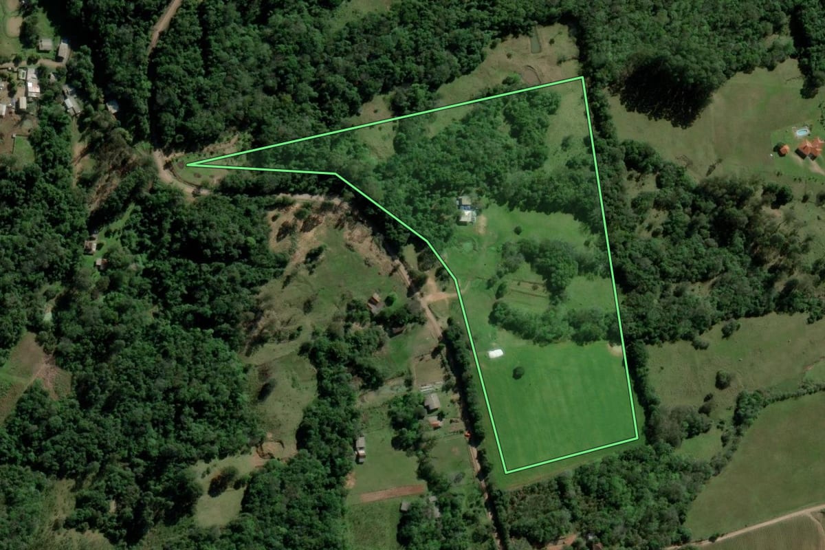Imagem de satélite do imóvel rural em Santa Cruz do Sul (RS), com o contorno declarado no CAR desenhado por cima.