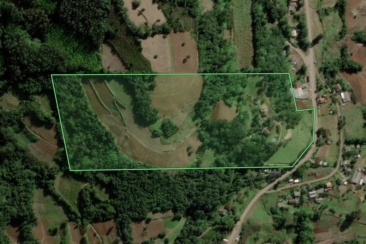 Imagem de satélite do imóvel rural em Santa Cruz do Sul (RS), com o contorno declarado no CAR desenhado por cima.