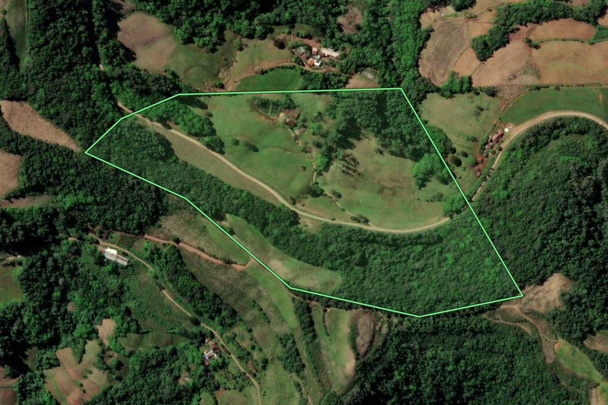 Imagem de satélite do imóvel rural em Santa Cruz do Sul (RS), com o contorno declarado no CAR desenhado por cima.