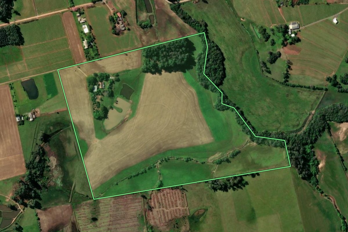 Imagem de satélite do imóvel rural em Santa Cruz do Sul (RS), com o contorno declarado no CAR desenhado por cima.