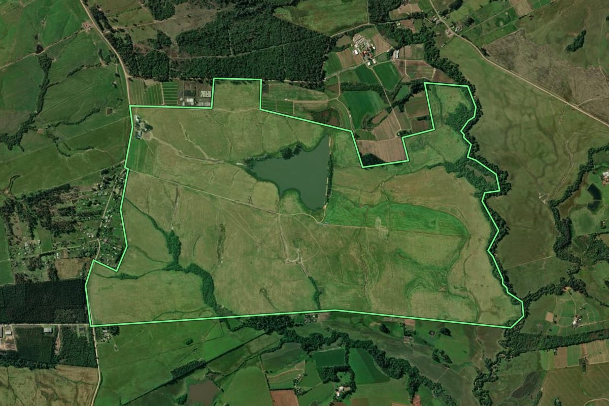 Imagem de satélite do imóvel rural em Santa Cruz do Sul (RS), com o contorno declarado no CAR desenhado por cima.