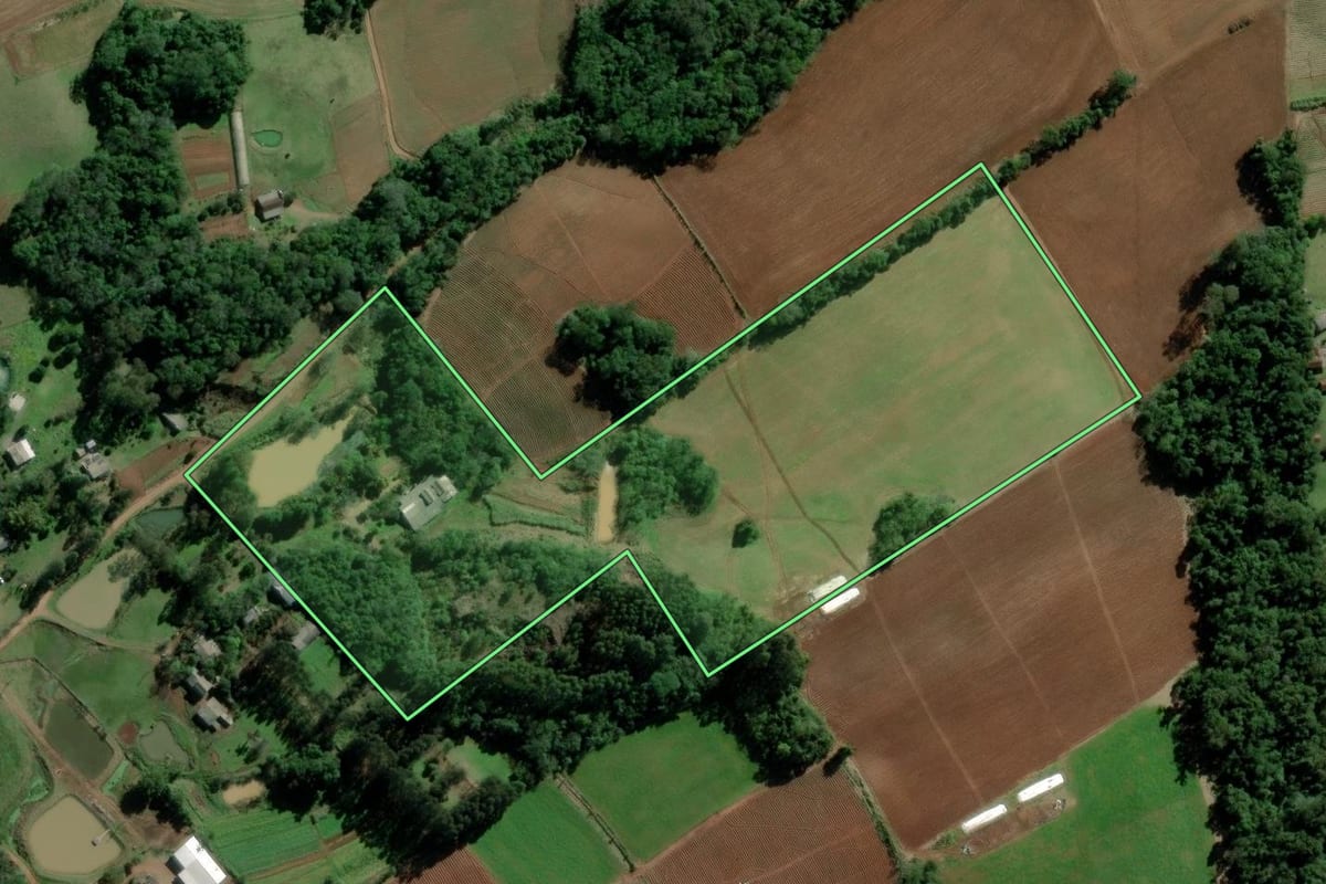 Imagem de satélite do imóvel rural em Santa Cruz do Sul (RS), com o contorno declarado no CAR desenhado por cima.