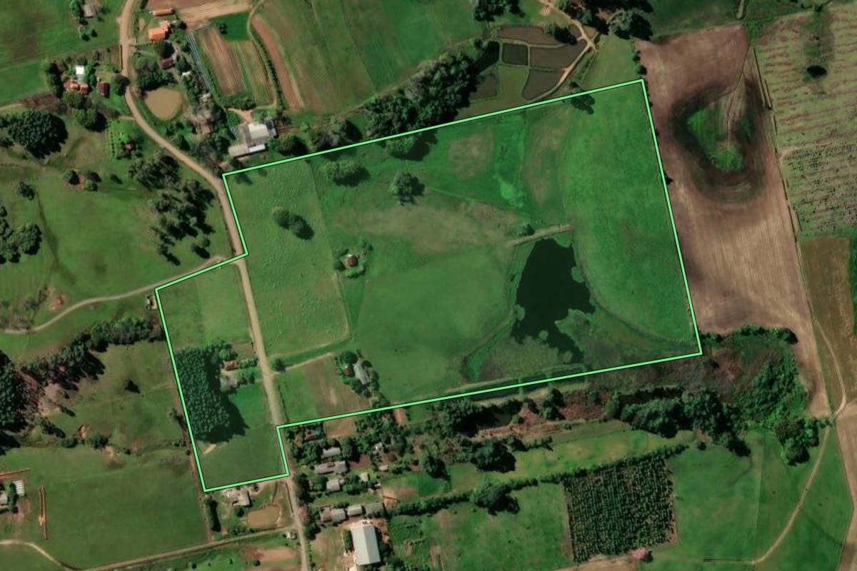 Imagem de satélite do imóvel rural em Santa Cruz do Sul (RS), com o contorno declarado no CAR desenhado por cima.