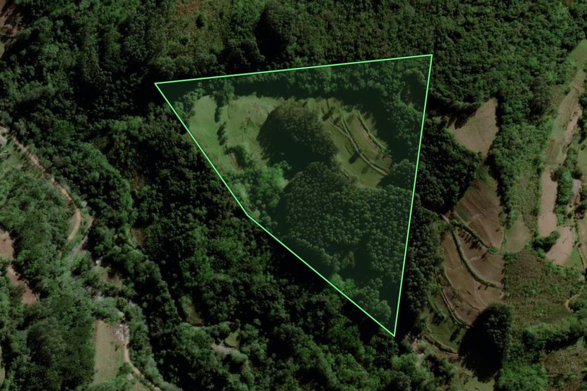 Imagem de satélite do imóvel rural em Santa Cruz do Sul (RS), com o contorno declarado no CAR desenhado por cima.