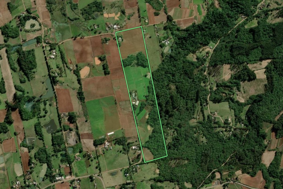 Imagem de satélite do imóvel rural em Santa Cruz do Sul (RS), com o contorno declarado no CAR desenhado por cima.