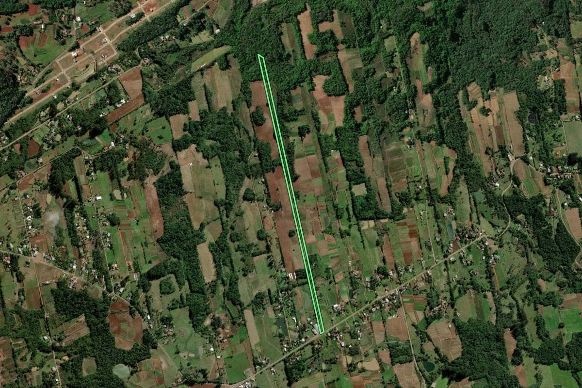 Imagem de satélite do imóvel rural em Santa Cruz do Sul (RS), com o contorno declarado no CAR desenhado por cima.