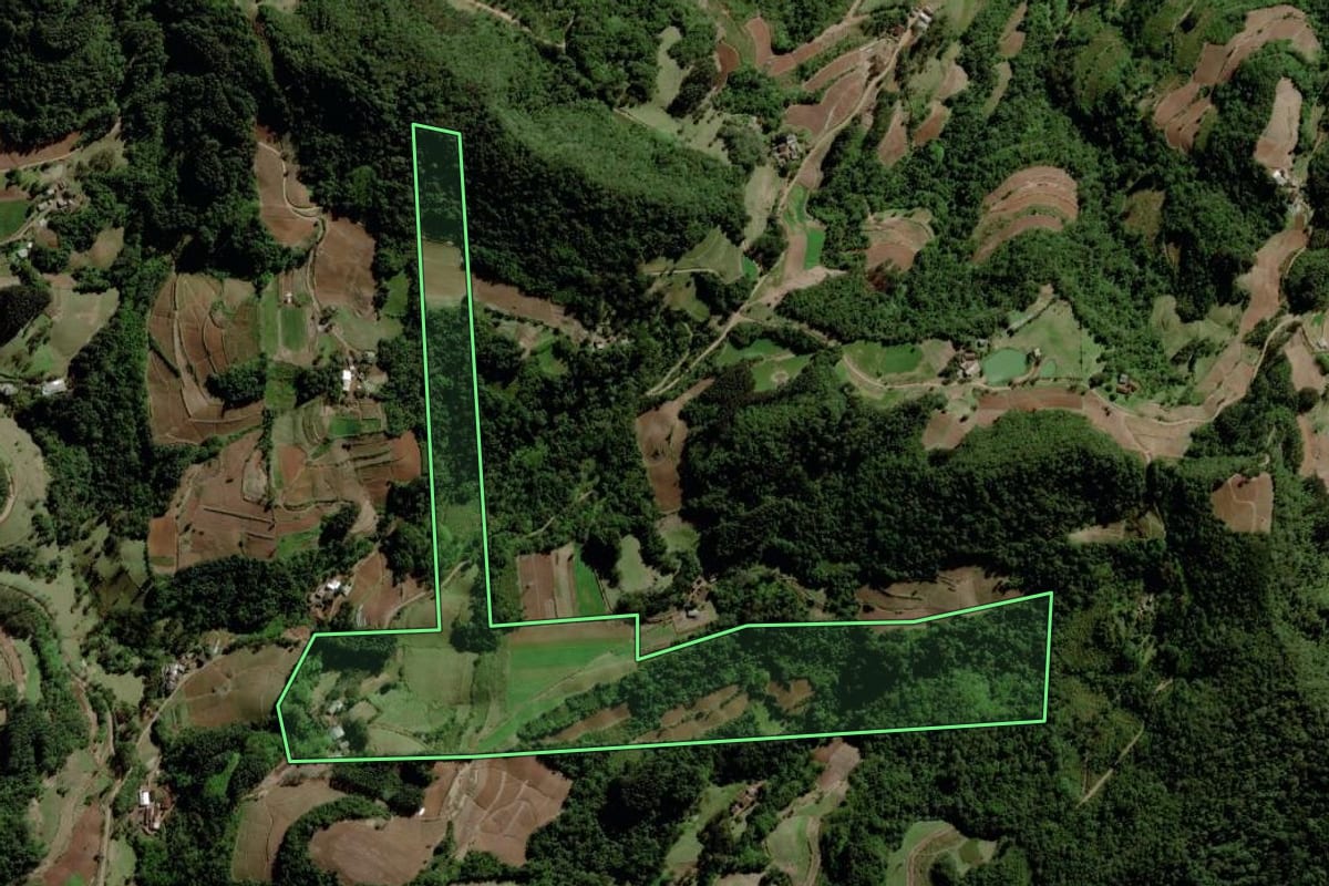 Imagem de satélite do imóvel rural em Santa Cruz do Sul (RS), com o contorno declarado no CAR desenhado por cima.