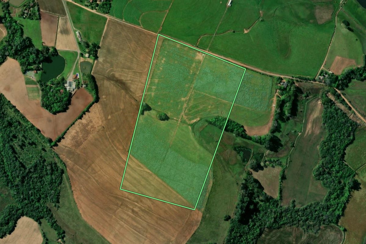 Imagem de satélite do imóvel rural em Santa Cruz do Sul (RS), com o contorno declarado no CAR desenhado por cima.