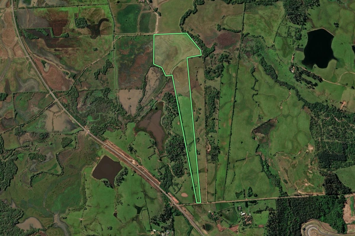 Imagem de satélite do imóvel rural em Santa Cruz do Sul (RS), com o contorno declarado no CAR desenhado por cima.