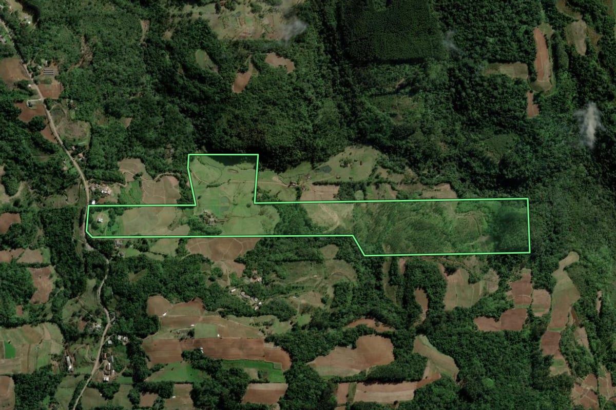 Imagem de satélite do imóvel rural em Santa Cruz do Sul (RS), com o contorno declarado no CAR desenhado por cima.
