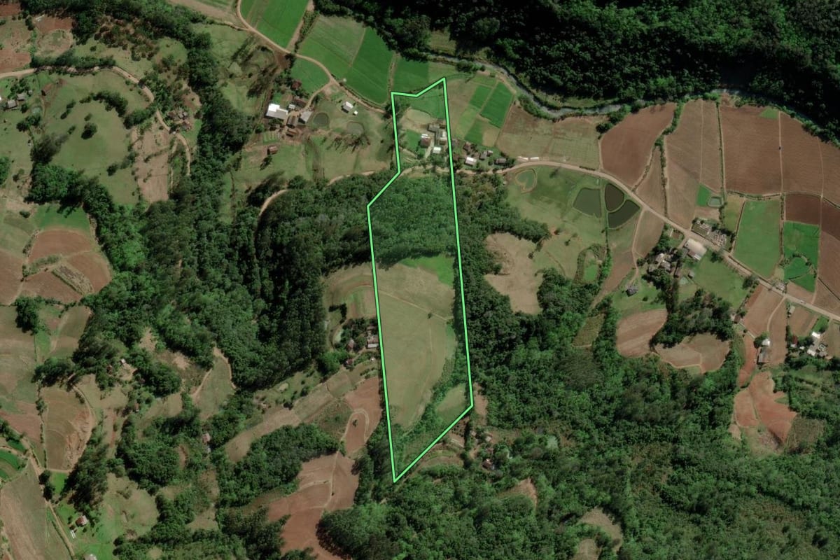 Imagem de satélite do imóvel rural em Santa Cruz do Sul (RS), com o contorno declarado no CAR desenhado por cima.