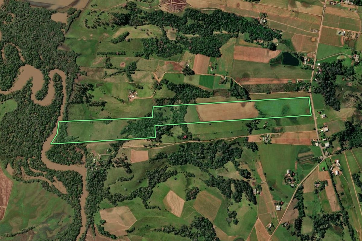 Imagem de satélite do imóvel rural em Santa Cruz do Sul (RS), com o contorno declarado no CAR desenhado por cima.