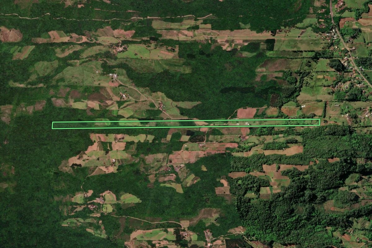 Imagem de satélite do imóvel rural em Santa Cruz do Sul (RS), com o contorno declarado no CAR desenhado por cima.