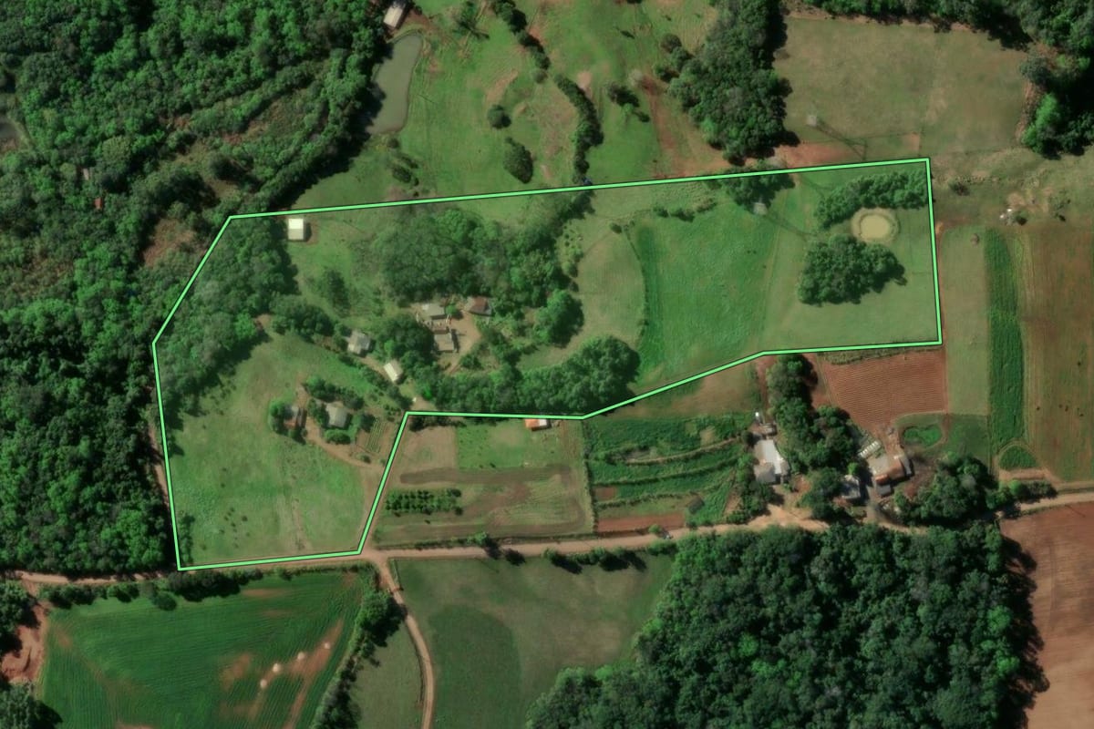 Imagem de satélite do imóvel rural em Santa Cruz do Sul (RS), com o contorno declarado no CAR desenhado por cima.