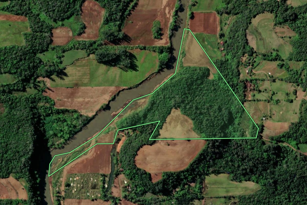 Imagem de satélite do imóvel rural em Santa Cruz do Sul (RS), com o contorno declarado no CAR desenhado por cima.
