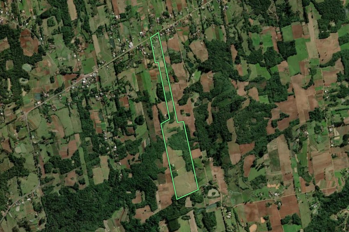 Imagem de satélite do imóvel rural em Santa Cruz do Sul (RS), com o contorno declarado no CAR desenhado por cima.