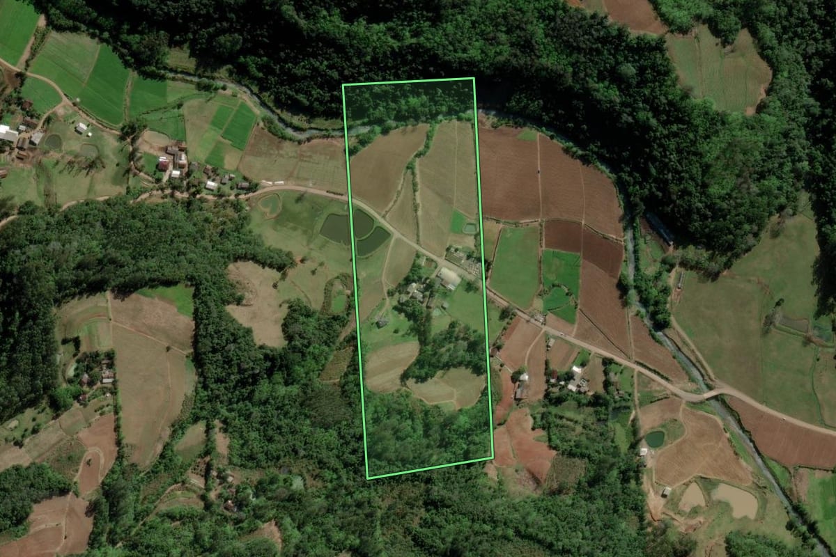 Imagem de satélite do imóvel rural em Santa Cruz do Sul (RS), com o contorno declarado no CAR desenhado por cima.