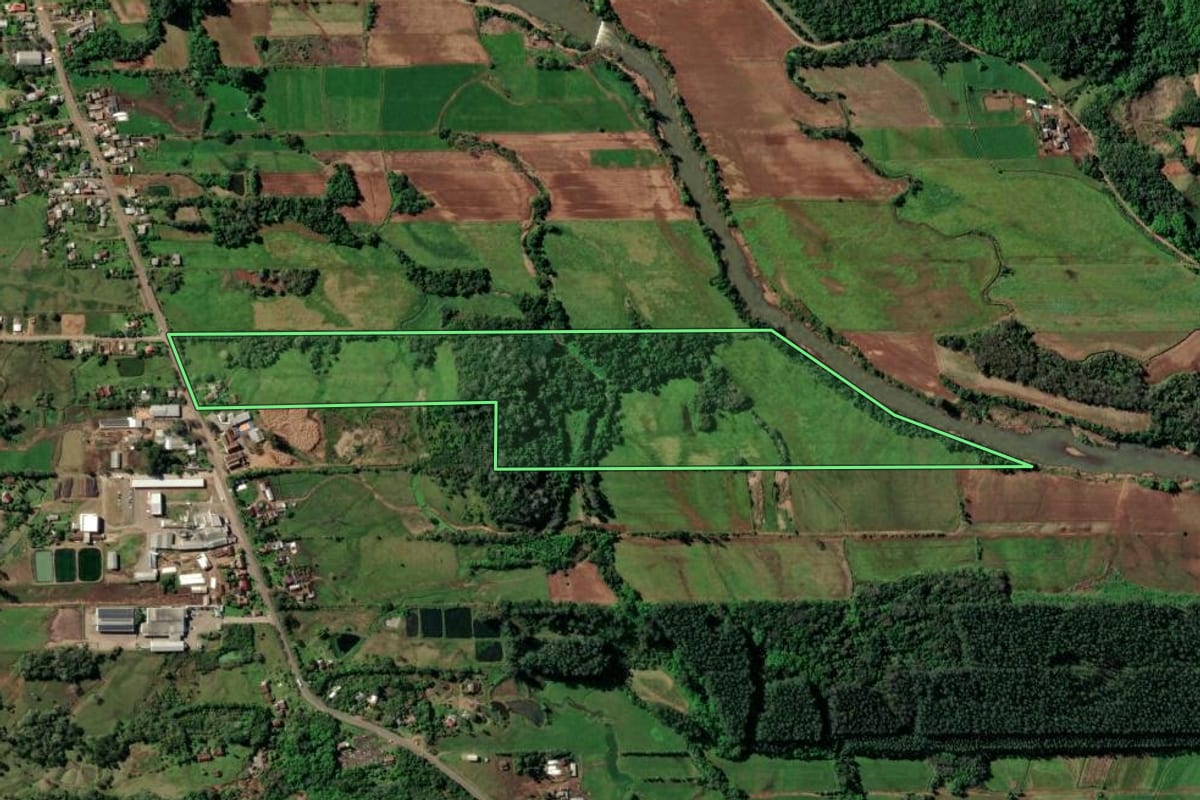 Imagem de satélite do imóvel rural em Santa Cruz do Sul (RS), com o contorno declarado no CAR desenhado por cima.
