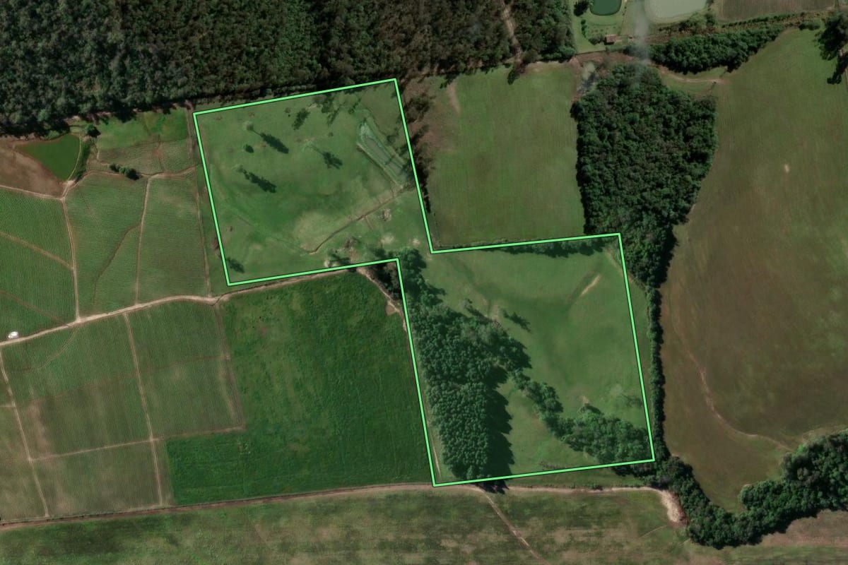 Imagem de satélite do imóvel rural em Santa Cruz do Sul (RS), com o contorno declarado no CAR desenhado por cima.
