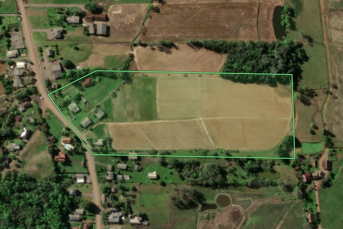 Imagem de satélite do imóvel rural em Santa Cruz do Sul (RS), com o contorno declarado no CAR desenhado por cima.