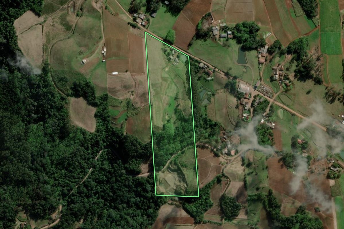 Imagem de satélite do imóvel rural em Santa Cruz do Sul (RS), com o contorno declarado no CAR desenhado por cima.