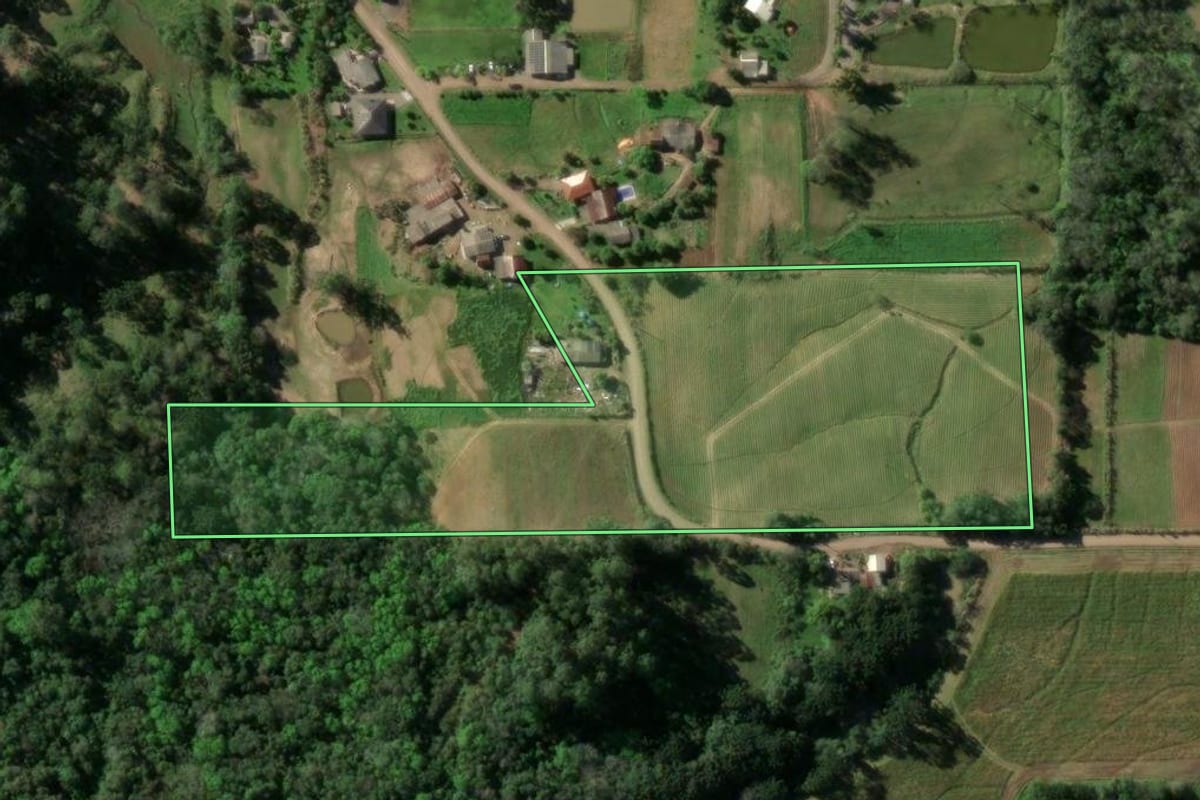 Imagem de satélite do imóvel rural em Santa Cruz do Sul (RS), com o contorno declarado no CAR desenhado por cima.
