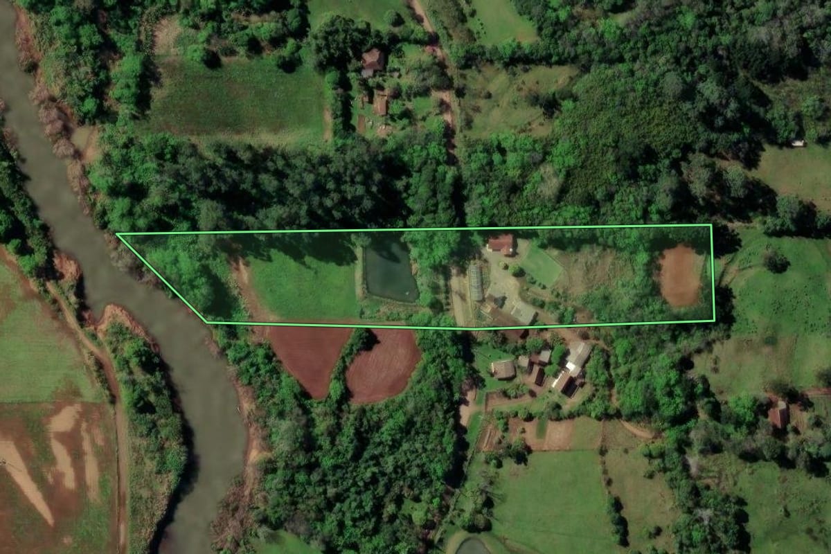 Imagem de satélite do imóvel rural em Santa Cruz do Sul (RS), com o contorno declarado no CAR desenhado por cima.