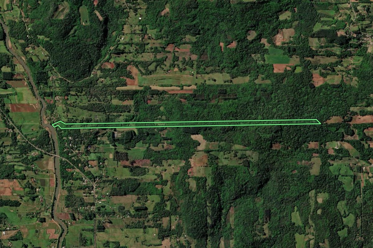 Imagem de satélite do imóvel rural em Santa Cruz do Sul (RS), com o contorno declarado no CAR desenhado por cima.