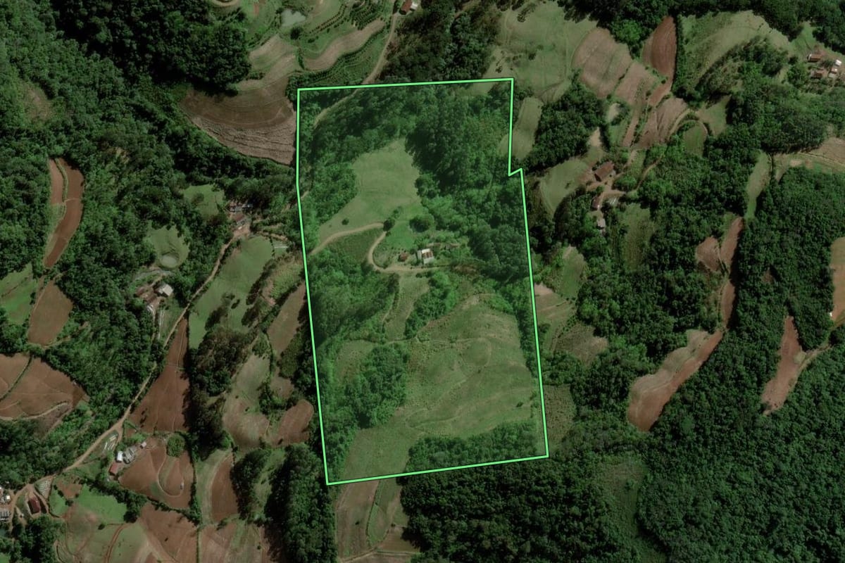 Imagem de satélite do imóvel rural em Santa Cruz do Sul (RS), com o contorno declarado no CAR desenhado por cima.