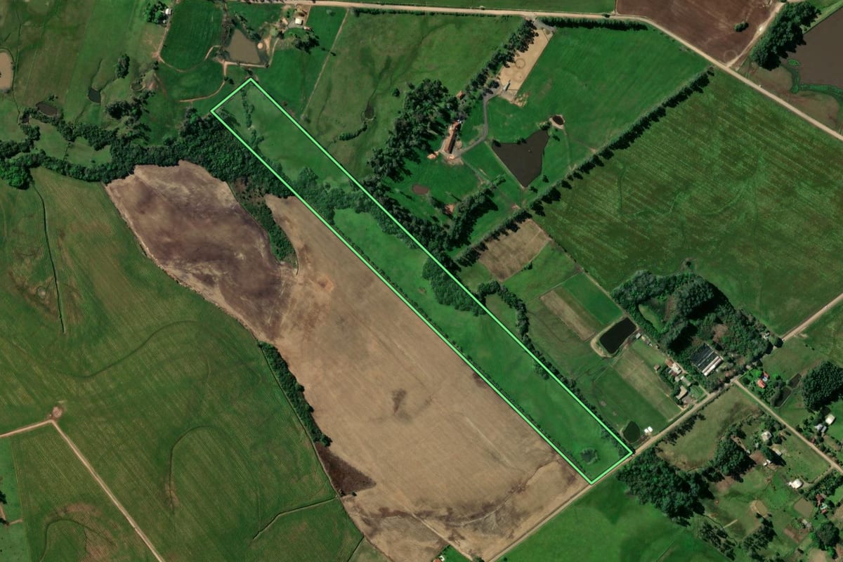 Imagem de satélite do imóvel rural em Santa Cruz do Sul (RS), com o contorno declarado no CAR desenhado por cima.