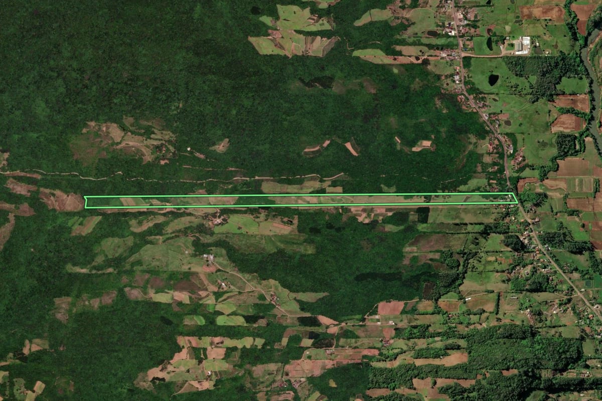 Imagem de satélite do imóvel rural em Santa Cruz do Sul (RS), com o contorno declarado no CAR desenhado por cima.