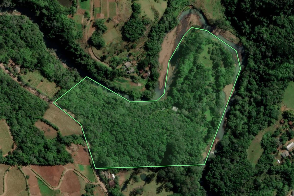 Imagem de satélite do imóvel rural em Santa Cruz do Sul (RS), com o contorno declarado no CAR desenhado por cima.