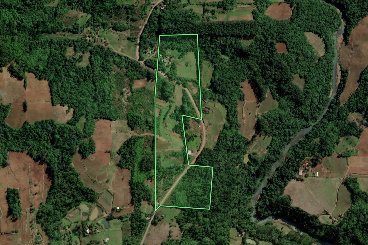 Imagem de satélite do imóvel rural em Santa Cruz do Sul (RS), com o contorno declarado no CAR desenhado por cima.