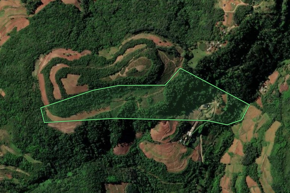 Imagem de satélite do imóvel rural em Santa Cruz do Sul (RS), com o contorno declarado no CAR desenhado por cima.