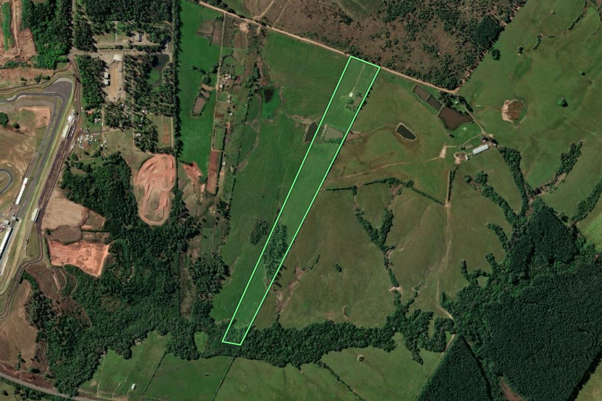 Imagem de satélite do imóvel rural em Santa Cruz do Sul (RS), com o contorno declarado no CAR desenhado por cima.