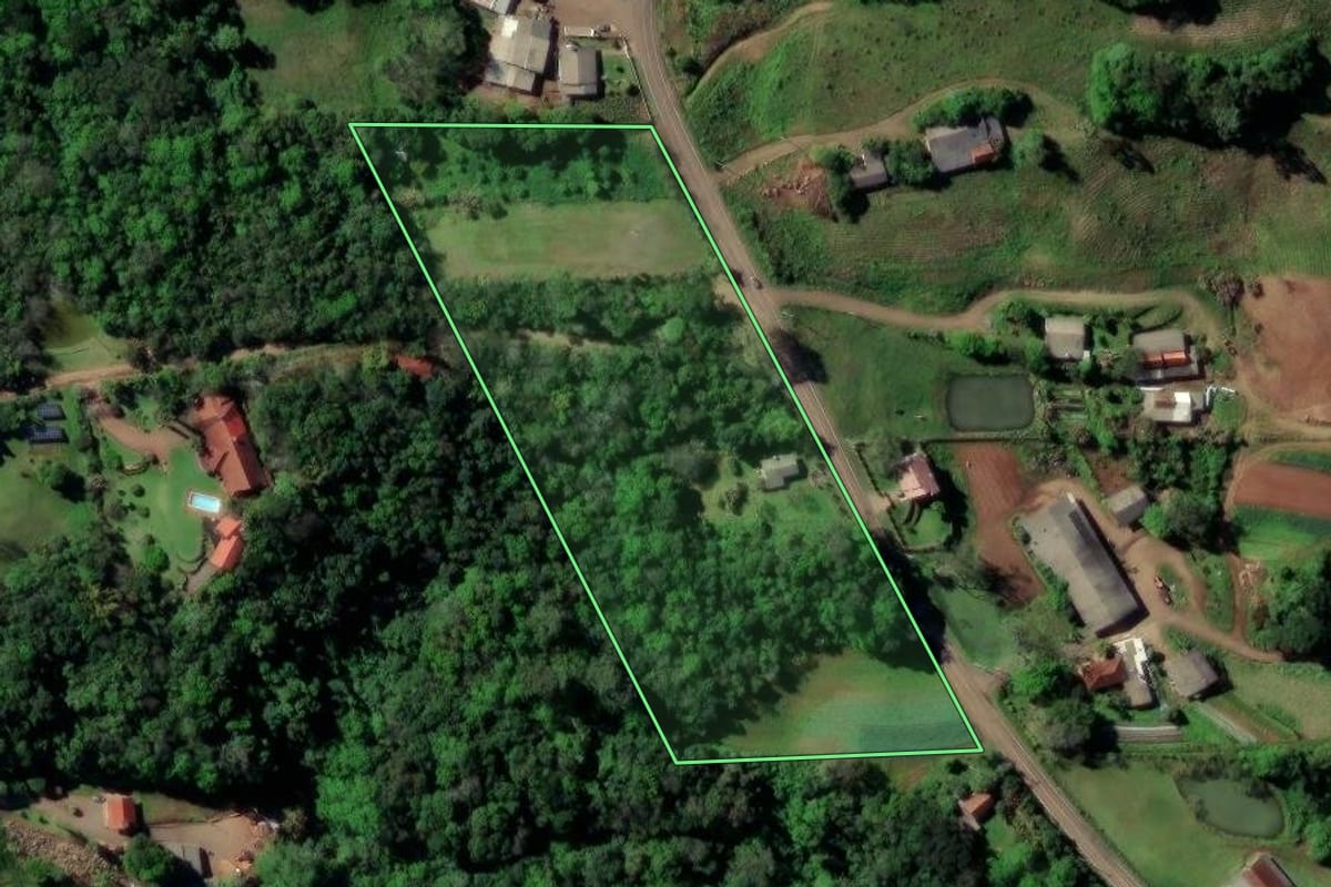 Imagem de satélite do imóvel rural em Santa Cruz do Sul (RS), com o contorno declarado no CAR desenhado por cima.