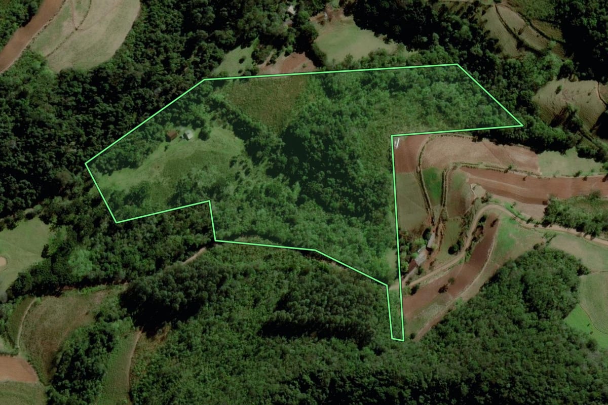 Imagem de satélite do imóvel rural em Santa Cruz do Sul (RS), com o contorno declarado no CAR desenhado por cima.