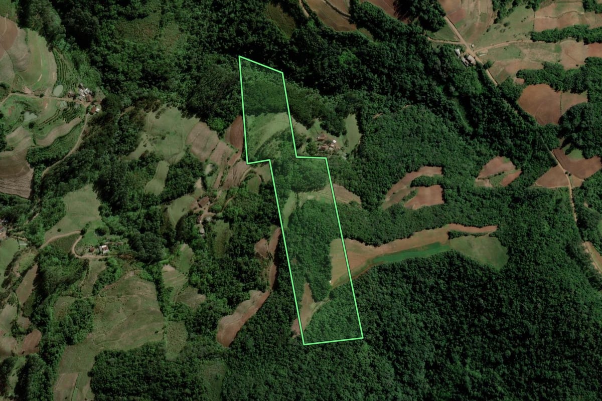 Imagem de satélite do imóvel rural em Santa Cruz do Sul (RS), com o contorno declarado no CAR desenhado por cima.
