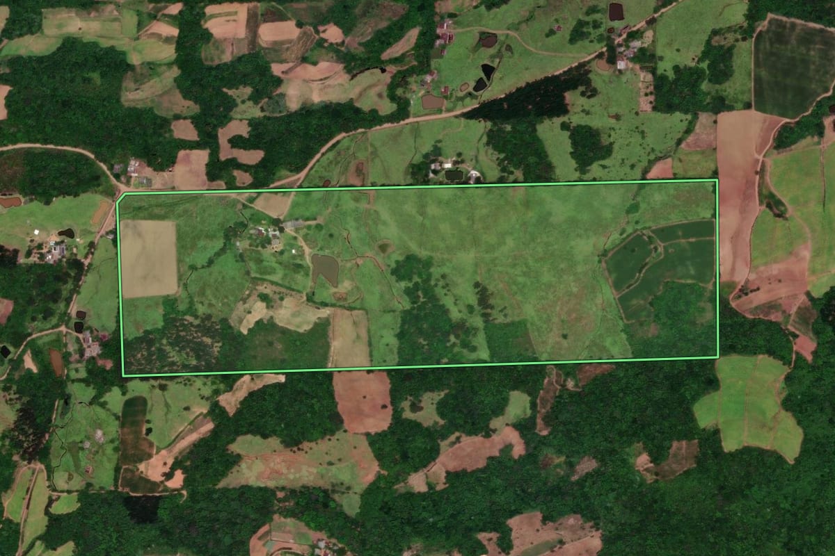 Imagem de satélite do imóvel rural em Santa Cruz do Sul (RS), com o contorno declarado no CAR desenhado por cima.